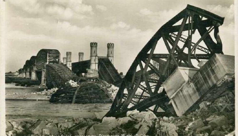 Zdjęcie czarno-białe przedstawia zniszczone przęsła mostów w Tczewie. kto wie może to były pierwsze ofiary wojny Niemców przeciw Polsce.
